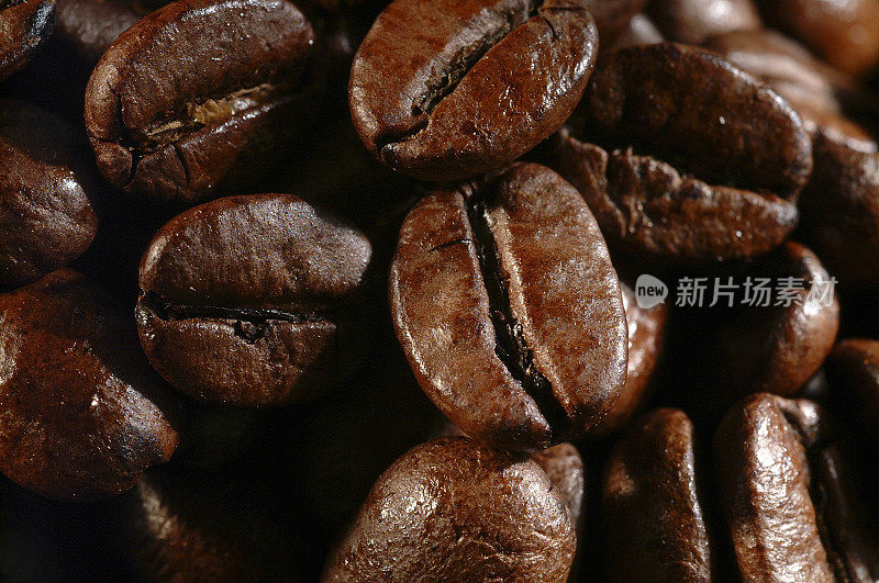 Roasted coffee beans close-up.